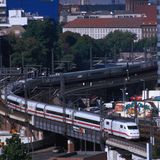 Der ICE 2 der Baureihe 402 (44 Exemplare) ist seit 1996 in Betrieb, Sitzplätze 381, ein Redesign erfolgte 2011. Neu war das Konzept untereinander kuppelbarer Halbzüge: So konnte ein aus München kommende Zug in Hannover zur Weiterfahrt nach Hamburg und Bremen geteilt werden.