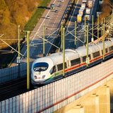 Mir Einführung des ICE 3 der Baureihe 403/406/407 (82 Exemplare) ab 2000 wurde sich vom Triebkopfbetrieb in den Steuerwagen verabschiedet und der Unterflurantrieb eingeführt. Das bedeutete eine geringere Achsenlast. Auch ist diese Generation gemäß internationaler Anforderung schmaler. Die Version 406 eignet sich für die Gleichstromnetze in den Niederlanden und Belgien. Ein Redesign erfolgte 2017, die Anzahl der Sitzplätze beträgt 419 bis 450.