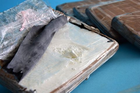 Ein Päckchen des gefundenen Kokains wurde aufgeschnitten, um Proben für einen Rauschgiftsoforttest zu entnehmen