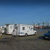 Fischmarkt Hamburg, Deutschland, Stellplatz  Der Fischmarkt hat in Hamburg Tradition. Und an diesem ungewöhnlichen Schauplatz können Sie Ihren Camper abstellen. Mit dem Blick auf die Docks von Bloom und Voss kann man hier original Hamburger-Hafen-Gefühl genießen. Wirklich komfortabel ist der Stellplatz nicht. Wasser, Strom oder Entsorgung gibt es hier nicht. Es gibt eine öffentliche Toilette, die allerdings nicht immer geöffnet ist. Die Nacht kostet rund 14 Euro. Von Samstag auf Sonntag kann man hier regulär nicht stehen, weil der Fischmarkt stattfindet. In Acht sollte man sich auch nehmen, wenn Hochwasser angesagt ist, denn da wird der Fischmarkt regelmäßig geflutet.