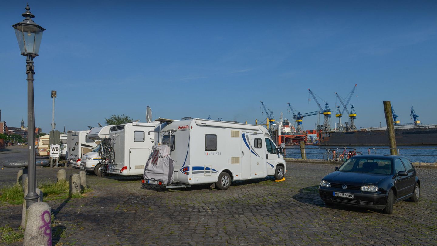 Fischmarkt Hamburg, Deutschland, Stellplatz  Der Fischmarkt hat in Hamburg Tradition. Und an diesem ungewöhnlichen Schauplatz können Sie Ihren Camper abstellen. Mit dem Blick auf die Docks von Bloom und Voss kann man hier original Hamburger-Hafen-Gefühl genießen. Wirklich komfortabel ist der Stellplatz nicht. Wasser, Strom oder Entsorgung gibt es hier nicht. Es gibt eine öffentliche Toilette, die allerdings nicht immer geöffnet ist. Die Nacht kostet rund 14 Euro. Von Samstag auf Sonntag kann man hier regulär nicht stehen, weil der Fischmarkt stattfindet. In Acht sollte man sich auch nehmen, wenn Hochwasser angesagt ist, denn da wird der Fischmarkt regelmäßig geflutet.