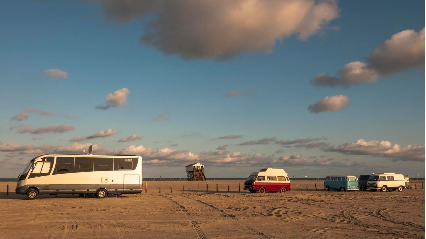 St. Peter-Ording, Deutschland, Strandparken  Einer der schönsten Stellplätze Deutschlands, vielleicht sogar Europas? Nur leider nicht zum Übernachten. Denn das Strandparken in St. Peter-Ording ist nur tagsüber erlaubt. Wer über Nacht stehen bleibt, dem drohen 50 Euro Strafe. Außerdem ist die Gefahr hoch, dass man sich nach längerer Stelldauer im Sand festfährt. Dennoch: Der Strandparkplatz ist ein Mekka für Bullifahrer und Kitesurfer und hat einen ganz eigenen Flair. Für einen Tagesbesuch lohnt es das allemal. Das Strandparken ist von 7.30 bis 22.30 Uhr und kostet acht Euro. Tipp vom Profi: Auf die dunklen Plätze fahren, denn hier ist der Sand fester.