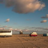 St. Peter-Ording, Deutschland, Strandparken  Einer der schönsten Stellplätze Deutschlands, vielleicht sogar Europas? Nur leider nicht zum Übernachten. Denn das Strandparken in St. Peter-Ording ist nur tagsüber erlaubt. Wer über Nacht stehen bleibt, dem drohen 50 Euro Strafe. Außerdem ist die Gefahr hoch, dass man sich nach längerer Stelldauer im Sand festfährt. Dennoch: Der Strandparkplatz ist ein Mekka für Bullifahrer und Kitesurfer und hat einen ganz eigenen Flair. Für einen Tagesbesuch lohnt es das allemal. Das Strandparken ist von 7.30 bis 22.30 Uhr und kostet acht Euro. Tipp vom Profi: Auf die dunklen Plätze fahren, denn hier ist der Sand fester.