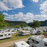 Loreley, Deutschland, Campingplatz Loreleyblick   Die Loreley ragt beeindruckend am Rheinufer bei Urbar und St. Goar empor. Und genau diesen Ausblick können Camper vom Platz Loreleyblick genießen. Direkt am Rheinufer kann man den Wagen abstellen. Auch rund um die Loreley gibt es jede Menge zu entdecken. Auch Mainz und Wiesbaden sind nicht weit entfernt und lohnen sich für eine Tagestour.