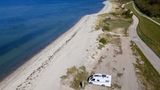 Fehmarn, Deutschland, Campingplatz Fehmarnbelt   Weite Strände, der Blick auf die Ostsee: So lässt sich der Campingplatz Fehmarnbelt ganz gut beschreiben. Wirklich außergewöhnlich schön ist die Nähe zur Ostsee und der Ausblick auf diese. Wer öffnet nicht gern morgens die Tür des Wohnmobils und steht am Strand.