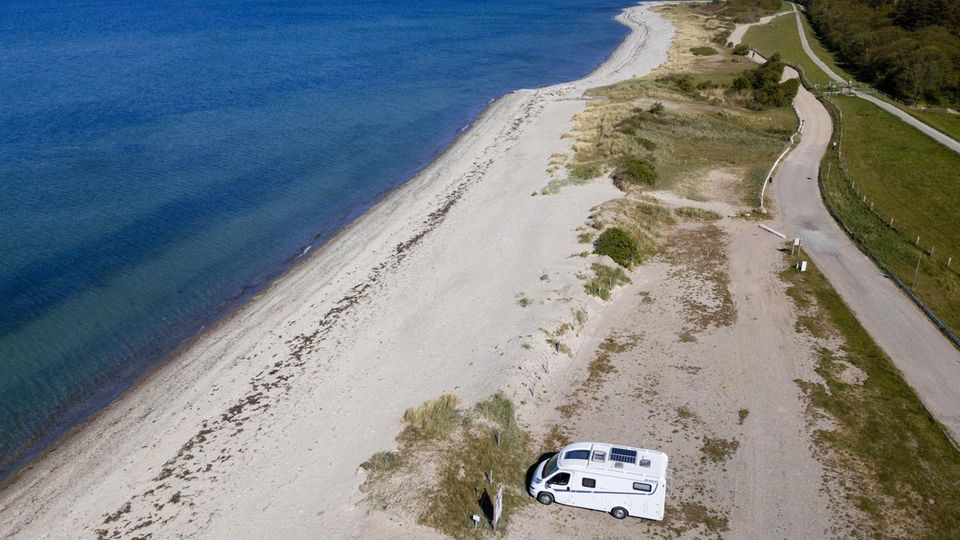 Fehmarn, Deutschland, Campingplatz Fehmarnbelt   Weite Strände, der Blick auf die Ostsee: So lässt sich der Campingplatz Fehmarnbelt ganz gut beschreiben. Wirklich außergewöhnlich schön ist die Nähe zur Ostsee und der Ausblick auf diese. Wer öffnet nicht gern morgens die Tür des Wohnmobils und steht am Strand.