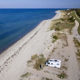 Fehmarn, Deutschland, Campingplatz Fehmarnbelt   Weite Strände, der Blick auf die Ostsee: So lässt sich der Campingplatz Fehmarnbelt ganz gut beschreiben. Wirklich außergewöhnlich schön ist die Nähe zur Ostsee und der Ausblick auf diese. Wer öffnet nicht gern morgens die Tür des Wohnmobils und steht am Strand.