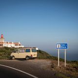 Cabo da Roca, Portugal, Stellplatz  Cabo da Roca ist der westlichste Punkt des Festlands Europas. Der Blick über den Atlantik ist atemberaubend. Zentraler Punkt des Cabo da Rocas ist der alte Leuchtturm. Der Stellplatz ist kostenlos und bietet eine einzigartige Übernachtungsmöglichkeit. Vollausgestattet ist er allerdings nicht. Wasser gibt es in den Toiletten der Touristeninformation. Viel länger als eine Nacht sollte man hier besser nicht einplanen. Tipp vom Profi: Verlassen Sie sich bei der Anreise nicht auf das Navi, sondern folgen Sie lieber den Hinweisschildern.