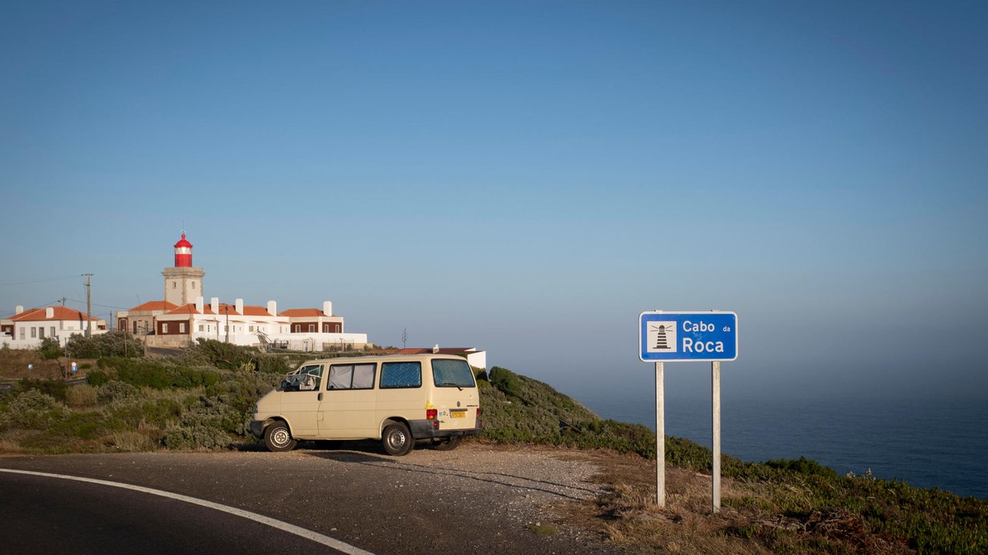 Cabo da Roca, Portugal, Stellplatz  Cabo da Roca ist der westlichste Punkt des Festlands Europas. Der Blick über den Atlantik ist atemberaubend. Zentraler Punkt des Cabo da Rocas ist der alte Leuchtturm. Der Stellplatz ist kostenlos und bietet eine einzigartige Übernachtungsmöglichkeit. Vollausgestattet ist er allerdings nicht. Wasser gibt es in den Toiletten der Touristeninformation. Viel länger als eine Nacht sollte man hier besser nicht einplanen. Tipp vom Profi: Verlassen Sie sich bei der Anreise nicht auf das Navi, sondern folgen Sie lieber den Hinweisschildern.
