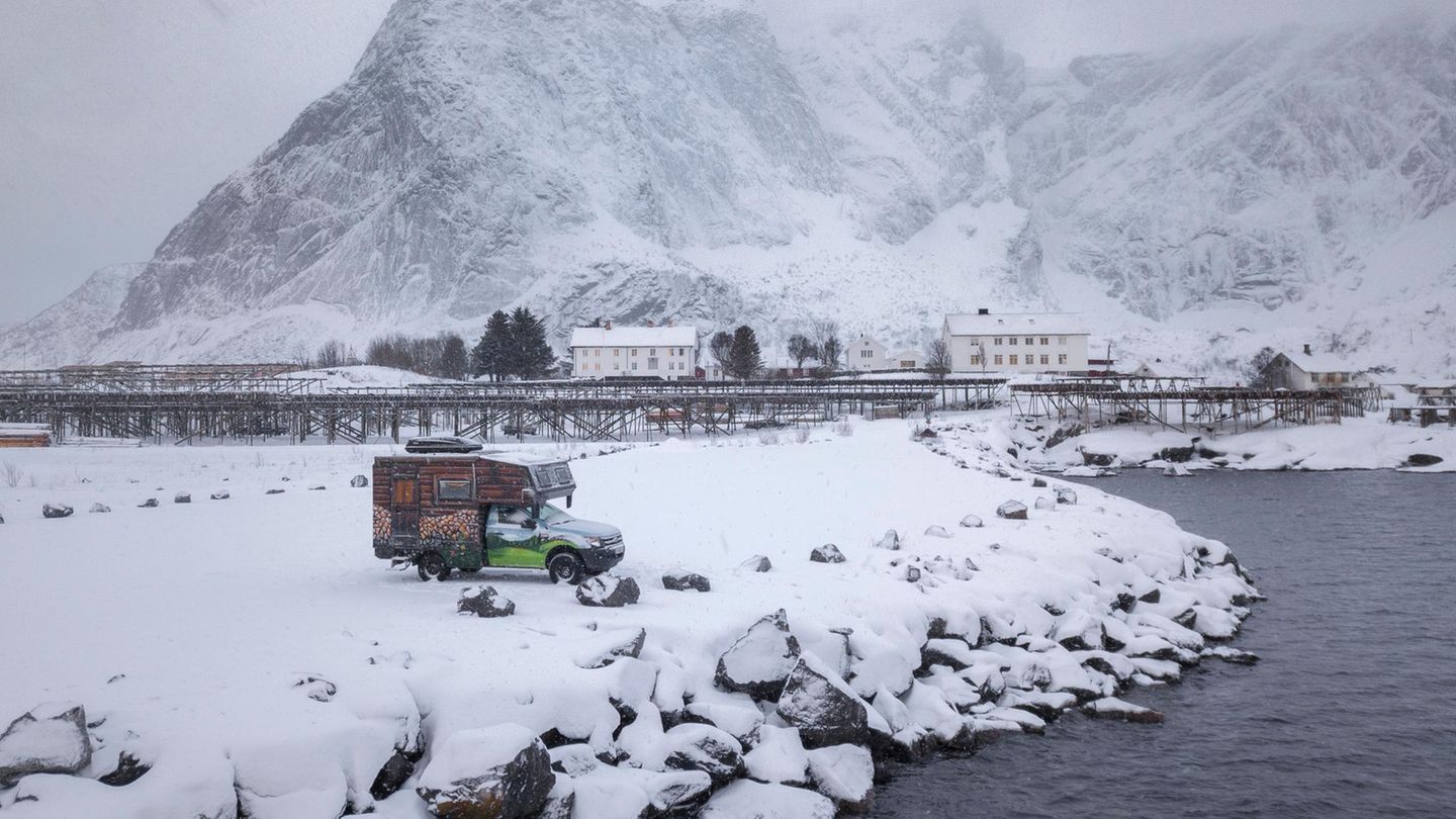 Reisen mit Camper : Lofoten, Norwegen, Artic Campers Camping auf den Lofoten ist ein ganz besonderes Erlebnis. Hier gibt es zahlreiche Campingplätze. Wer nicht selbst mit einem Camper anreist, hat die Möglichkeit, zum Beispiel über die Campervermietung Artic Campers einen Wagen zu mieten. Ob im Winter oder Sommer: Die Lofoten bezaubern mit wunderschöner Landschaft. Und je nach Jahreszeit hat man hier die Möglichkeit vom Camper aus die Polarlichter zu beobachten. Der beste Zeitraum ist von September bis Ende März. Lofoten, Norwegen, Artic Campers Camping auf den Lofoten ist ein ganz besonderes Erlebnis. Hier gibt es zahlreiche Campingplätze. Wer nicht selbst mit einem Camper anreist, hat die Möglichkeit, zum Beispiel über die Campervermietung Artic Campers einen Wagen zu mieten. Ob im Winter oder Sommer: Die Lofoten bezaubern mit wunderschöner Landschaft. Und je nach Jahreszeit hat man hier die Möglichkeit vom Camper aus die Polarlichter zu beobachten. Der beste Zeitraum ist von September bis Ende März.