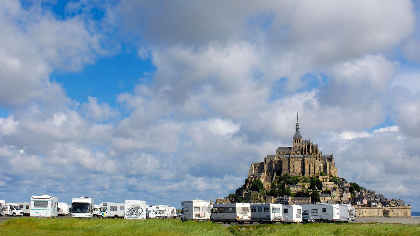  Le Mont-Saint-Michel, Frankreich, Stellplatz  Majestätisch ragt die Abtei Mont-Saint-Michel bei Ebbe aus dem Meer heraus. Die kleine Insel an der Küste der Normandie ist nur ca. 55.000 m² groß. Dennoch ist sie aufgrund ihrer besonderen Lage und der Bebauung ein französischer Touristenmagnet. Rund 2,3 Millionen Besucher kommen jährlich hierher. Besonders schön ist der Ausblick auf die Insel vom Stellplatz Mont-Saint-Michel. Der Platz ist rund fünf Minuten von der Touristenattraktion entfernt. Der Preis für eine Übernachtung beginnt bei zwölf Euro.