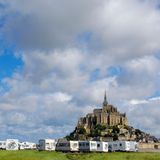  Le Mont-Saint-Michel, Frankreich, Stellplatz  Majestätisch ragt die Abtei Mont-Saint-Michel bei Ebbe aus dem Meer heraus. Die kleine Insel an der Küste der Normandie ist nur ca. 55.000 m² groß. Dennoch ist sie aufgrund ihrer besonderen Lage und der Bebauung ein französischer Touristenmagnet. Rund 2,3 Millionen Besucher kommen jährlich hierher. Besonders schön ist der Ausblick auf die Insel vom Stellplatz Mont-Saint-Michel. Der Platz ist rund fünf Minuten von der Touristenattraktion entfernt. Der Preis für eine Übernachtung beginnt bei zwölf Euro.