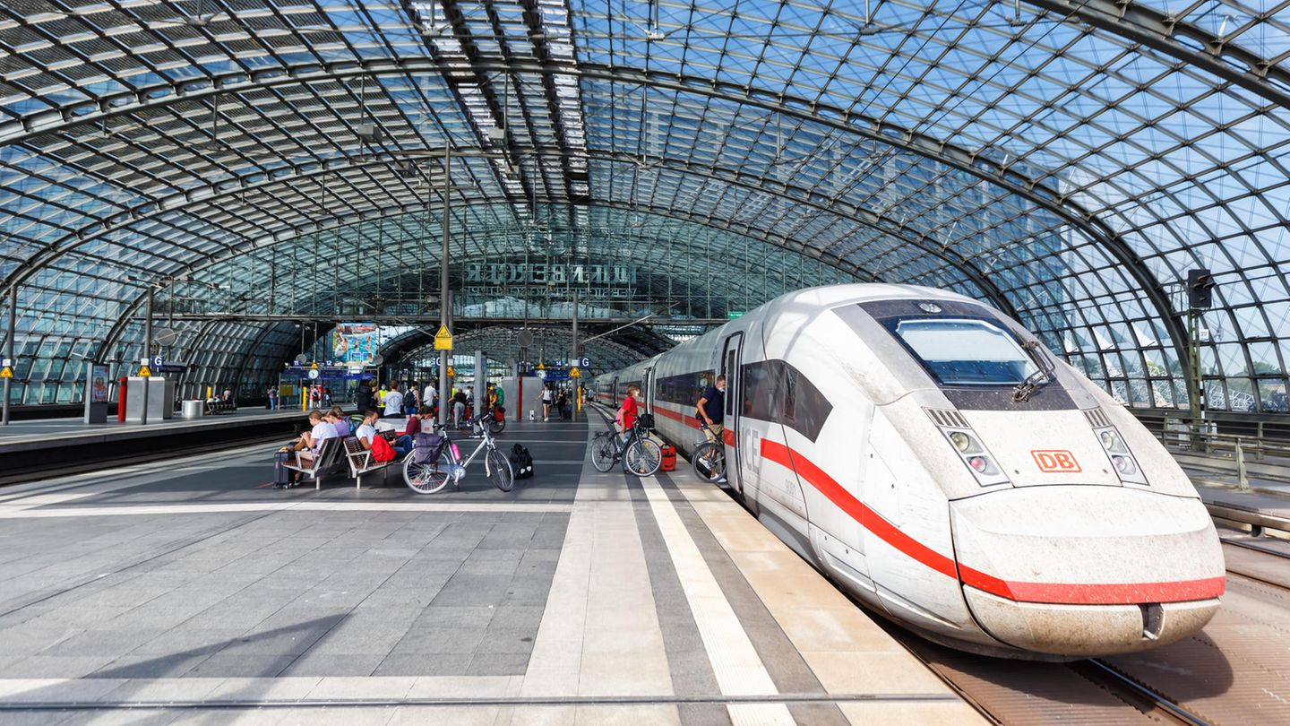 Der jüngste ICE 4 der Baureihe 412 (69 Exemplare) wurde 2017 in Dienst gestellt und fährt als 12- und 7-Teiler durchs Land. Je nach Variante können 444 bis 830 Personen im ICE4 einen Sitzplatz finden. Ab 2022 kommen weitere 30 Züge zur Flotte. Diese sind dann mit mobilfunkdurchlässigen Fenstern und Fahrradstellplätzen ausgerüstet.
