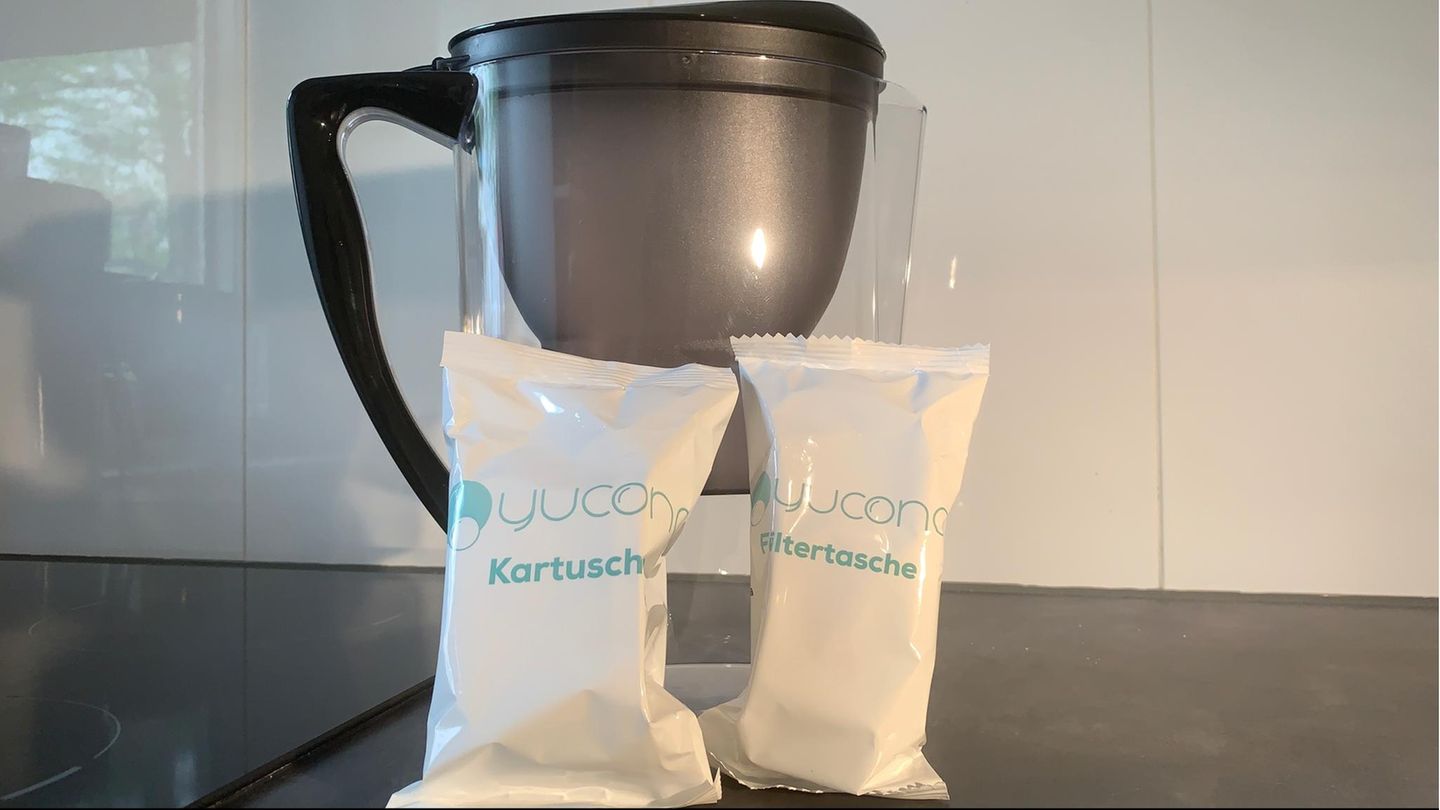 DHDL-Yucona-Wasserfilter lehnen an einem Filter-Gefäß von Amazon Basic.