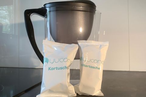 DHDL-Yucona-Wasserfilter lehnen an einem Filter-Gefäß von Amazon Basic.