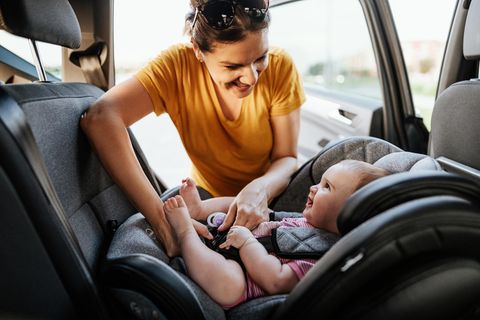Kleine Kinder müssen entgegen der Fahrtrichtung sitzen.