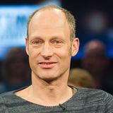 Er ist der Klassenbeste unter den schreibenden Schauspielern. Mit seinem in bislang fünf Bänden erschienenen autobiografischem Werk "Alle Toten fliegen hoch" verarbeitet Joachim Meyerhoff seine tragisch-skurrile Familiengeschichte in einer derart komischen Art und Weise, dass er damit eine gewaltige Leserschaft begeistert hat. Seine Verkäufe gehen in die Millionenhöhe - und auch Kritiker finden an seinen Büchern gefallen. Ein Glücksfall!  Mehrere Bücher von Joachim Meyerhoff gibt's bei Audible