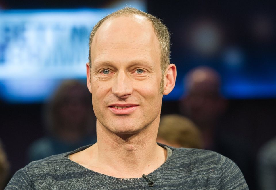 Hörbuch-Tipps: Er ist der Klassenbeste unter den schreibenden Schauspielern. Mit seinem in bislang fünf Bänden erschienenen autobiografischem Werk "Alle Toten fliegen hoch" verarbeitet Joachim Meyerhoff seine tragisch-skurrile Familiengeschichte in einer derart komischen Art und Weise, dass er damit eine gewaltige Leserschaft begeistert hat. Seine Verkäufe gehen in die Millionenhöhe - und auch Kritiker finden an seinen Büchern gefallen. Ein Glücksfall! Mehrere Bücher von Joachim Meyerhoff gibt's bei Audible Er ist der Klassenbeste unter den schreibenden Schauspielern. Mit seinem in bislang fünf Bänden erschienenen autobiografischem Werk "Alle Toten fliegen hoch" verarbeitet Joachim Meyerhoff seine tragisch-skurrile Familiengeschichte in einer derart komischen Art und Weise, dass er damit eine gewaltige Leserschaft begeistert hat. Seine Verkäufe gehen in die Millionenhöhe - und auch Kritiker finden an seinen Büchern gefallen. Ein Glücksfall! Mehrere Bücher von Joachim Meyerhoff gibt's bei Audible