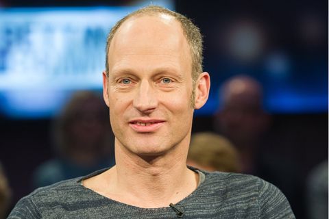 Er ist der Klassenbeste unter den schreibenden Schauspielern. Mit seinem in bislang fünf Bänden erschienenen autobiografischem Werk "Alle Toten fliegen hoch" verarbeitet Joachim Meyerhoff seine tragisch-skurrile Familiengeschichte in einer derart komischen Art und Weise, dass er damit eine gewaltige Leserschaft begeistert hat. Seine Verkäufe gehen in die Millionenhöhe - und auch Kritiker finden an seinen Büchern gefallen. Ein Glücksfall!  Mehrere Bücher von Joachim Meyerhoff gibt's bei Audible