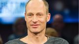 Er ist der Klassenbeste unter den schreibenden Schauspielern. Mit seinem in bislang fünf Bänden erschienenen autobiografischem Werk "Alle Toten fliegen hoch" verarbeitet Joachim Meyerhoff seine tragisch-skurrile Familiengeschichte in einer derart komischen Art und Weise, dass er damit eine gewaltige Leserschaft begeistert hat. Seine Verkäufe gehen in die Millionenhöhe - und auch Kritiker finden an seinen Büchern gefallen. Ein Glücksfall!  Mehrere Bücher von Joachim Meyerhoff gibt's bei Audible
