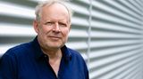 Auch "Tatort"-Darsteller Axel Milberg gehört zur Riege der schreibenden Schauspieler. 2019 legte er seinen Debütroman "Düsternbrook" vor, eine autobiografische Retrospektive auf eine Kindheit und Jugend in den 60er und 70er Jahren in Kiel. Das Werk kam allerdings nicht bei allen Kritikern gut an. Es sei "das fadeste Buch, das in diesem Frühjahr erschienen ist", beschied Rainer Moritz in der "Neuen Zürcher Zeitung". "Ein sturzlangweiliges, ausuferndes Referat von sturzlangweiligen Kindheitsepisoden, zudem verfasst in einem unbeholfenen Deutsch, frei von jedem Glanz."  Wer dennoch reinhören will: "Düsternbrook", gelesen vom Autor persönlich, ist bei Audible als Download erhältlich