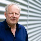 Auch "Tatort"-Darsteller Axel Milberg gehört zur Riege der schreibenden Schauspieler. 2019 legte er seinen Debütroman "Düsternbrook" vor, eine autobiografische Retrospektive auf eine Kindheit und Jugend in den 60er und 70er Jahren in Kiel. Das Werk kam allerdings nicht bei allen Kritikern gut an. Es sei "das fadeste Buch, das in diesem Frühjahr erschienen ist", beschied Rainer Moritz in der "Neuen Zürcher Zeitung". "Ein sturzlangweiliges, ausuferndes Referat von sturzlangweiligen Kindheitsepisoden, zudem verfasst in einem unbeholfenen Deutsch, frei von jedem Glanz."  Wer dennoch reinhören will: "Düsternbrook", gelesen vom Autor persönlich, ist bei Audible als Download erhältlich