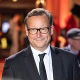 Ebenfalls autobiografisch inspiriert ist "Raumpatrouille", das literarische Debüt von Matthias Brandt. Das Buch erzählt Geschichten aus den 70er Jahren, als sein Vater Willy Brandt die Geschicke des Landes lenkte und er im Kanzlerbungalow in Bonn lebte. Sein zweiter Roman "Blackbird" ist eine frei erfundene Coming-of-Age-Geschichte, die ebenfalls in den 70er Jahren spielt. Beide Bücher bekamen wohlwollende Besprechungen in den Feuilletons und sind empfehlenswert.  Bei Audible sind beide Bücher Matthias Brandts, von ihm selbst eingelesen, erhältlich.