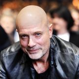 Der auch noch? Wenn sich Schauspieler als Schriftsteller versuchen, sind oftmals Zweifel angebracht, ob da nicht jemand bloß seinen prominenten Namen benutzt, um seine Eitelkeit zu befriedigen. Ein Vorwurf, der bei wenigen so angebracht ist wie bei Christian Berkel. Der 63-Jährige hat mit "Der Apfelbaum" und "Ada" zwei hervorragende Romane veröffentlicht, in denen er seine eigene jüdische Familiengeschichte verarbeitet. Unterhaltsame Literatur, die gleichermaßen auf das Herz und Hirn der Leser zielt.  "Der Apfelbaum" und "Ada", gelesen von Christian Berkel, sind bei Audible erhältlich