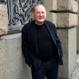 Mit fast 70 Jahren hat der Schauspieler Burghart Klaußner 2018 sein literarisches Debüt vorgelegt. "Vor dem Anfang" ist eine kleine, aber feine Geschichte zweier junger Männer, die im April 1945 in den letzten Kriegstagen einen gefährlichen Auftrag bekommen - und sich mit viel List und Gewitztheit durch die umkämpfte Stadt schlagen.   Burghart Klaußner liest seinen Roman "Vor dem Anfang", bei Audible als Download erhältlich