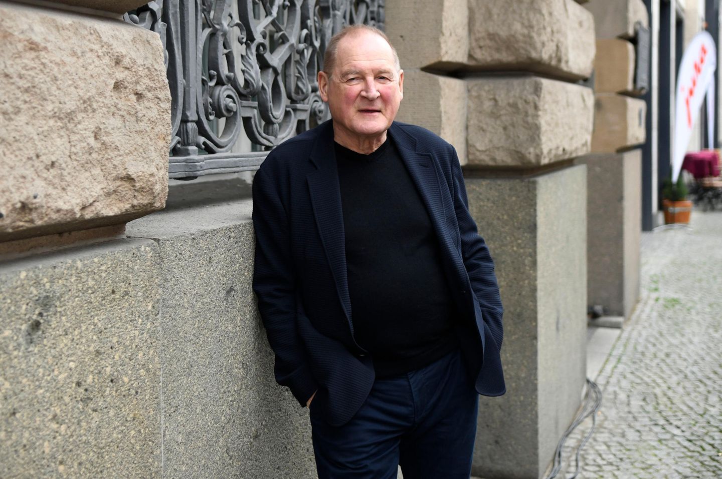 Mit fast 70 Jahren hat der Schauspieler Burghart Klaußner 2018 sein literarisches Debüt vorgelegt. "Vor dem Anfang" ist eine kleine, aber feine Geschichte zweier junger Männer, die im April 1945 in den letzten Kriegstagen einen gefährlichen Auftrag bekommen - und sich mit viel List und Gewitztheit durch die umkämpfte Stadt schlagen.   Burghart Klaußner liest seinen Roman "Vor dem Anfang", bei Audible als Download erhältlich