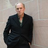 Als Darsteller ist Ulrich Tukur über jeden Zweifel erhaben. Der 63-Jährige gilt als einer der Besten seiner Zunft und hat nahezu alle bedeutenden Schauspiel-Preise bekommen. Von seinen Qualitäten als Schriftsteller sind die Kritiker dagegen nicht ganz so überzeugt. "Es gibt eine absurde Häufung von Zufällen", sagte die Literaturwissenschaftlerin Miriam Zeh im Deutschlandfunk über Tukurs "Der Ursprung der Welt". "Dan Brown würde vor Neid erblassen bei diesen zufälligen Bildern, die ständig irgendwo in der Gegend rumhängen." Es gebe einen historischen Kontext, der dann aber als Erregungsmoment Tukur nicht zu genügen scheine. "Die Nazis reichen nicht. Es muss auch noch eine unglückliche Liebesgeschichte geben." Wer dennoch Appetit bekommen hat:   "Der Ursprung der Welt" gibt's Audible, eingelesen von Tukur selbst