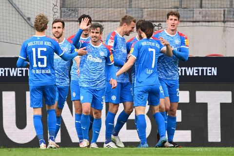 Die Spieler von Holstein Kiel beim Jubel