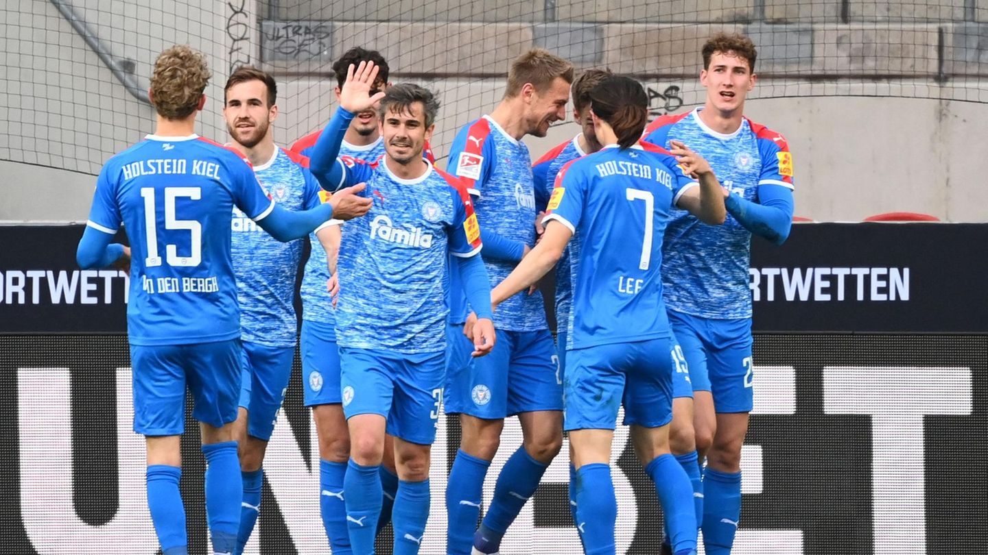 Die Spieler von Holstein Kiel beim Jubel