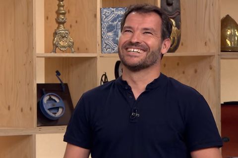 Lehrer Dirk Hähnel steht im Studio von "Bares für Rares" in Pulheim und lacht