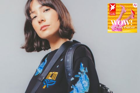 Frau mit MCM-Logo auf dem Pullover