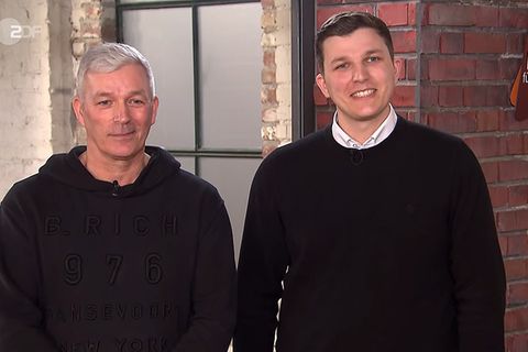 Frank und Leon Steinhart stehen im Studio von "Bares für Rares" in Pulheim