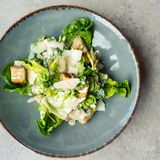 Caesar Salad auf dem Teller