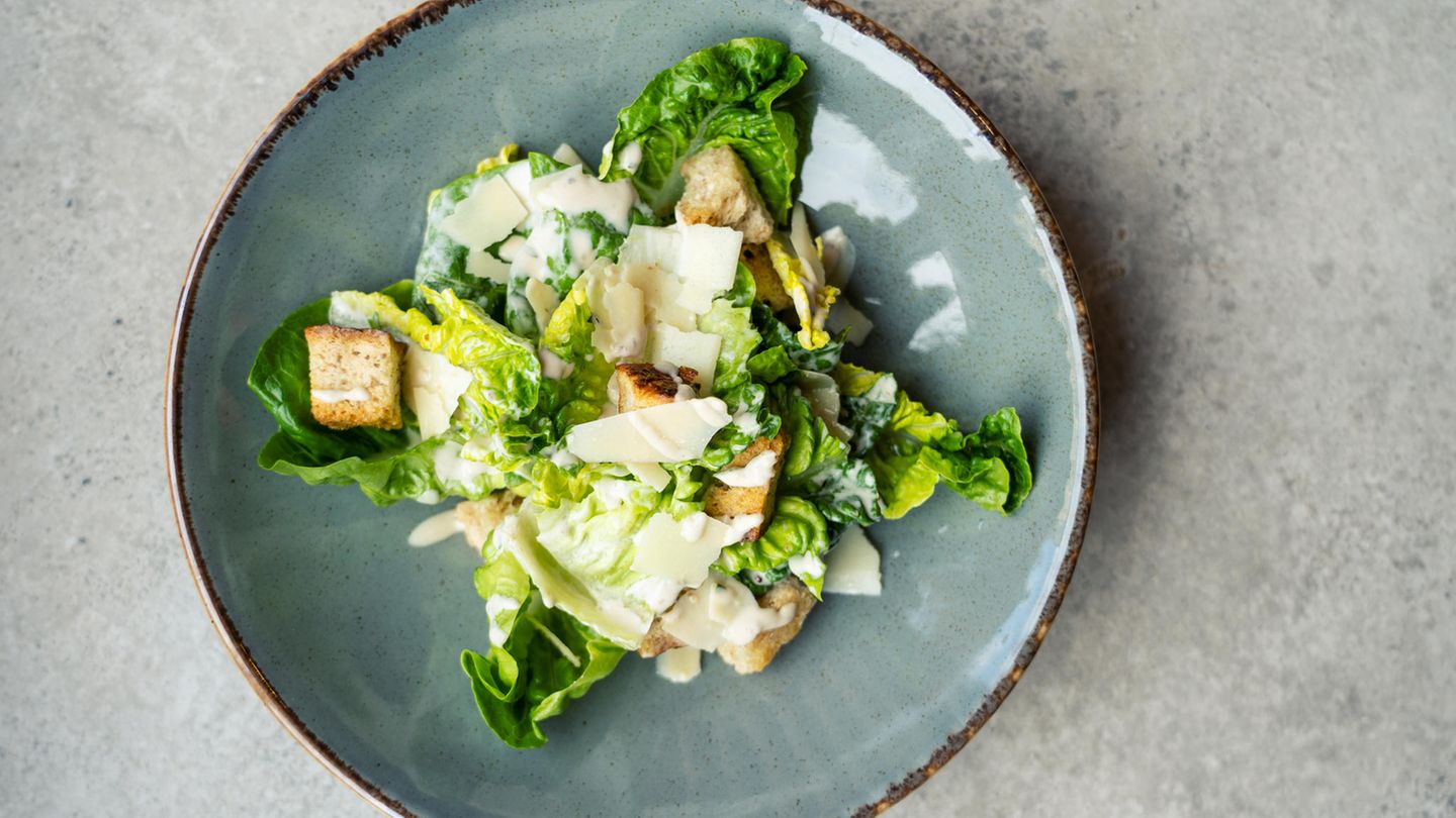 Caesar Salad auf dem Teller