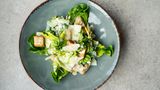 Caesar Salad  Er zählt zu den beliebtesten Salaten der Vereinigten Staaten, doch erfunden wurde er in der Grenzstadt Tijuana in Mexiko. Der italienische Immigrant Cesare Cardini mischte 1924 frische rohe Eier ins Dressing, obwohl es noch keine Kühlkette gab. Damals eine  absolute Neuheit. Im Laufe der Zeit wurde der Salat mehrfach verändert, heute ist er sehr beliebt mit Romana-Salatherzen, Parmesanspänen und Brot-Croûtons. Das Dressing besteht meist aus Eiern, Zitronensaft, Senf, geriebenem Parmesan, Knoblauch und Olivenöl.
