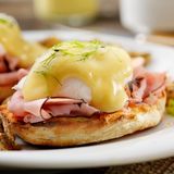 Eggs Benedict auf dem Teller