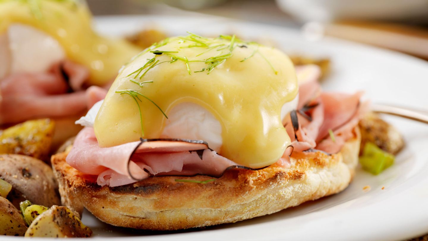 Eggs Benedict auf dem Teller