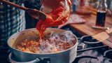 Ragù alla bolognese  Um eins vorweg zu nehmen: Das Gericht Spaghetti bolognese gibt es eigentlich gar nicht, zumindest wenn man die Italienerinnen und Italiener fragt. Dennoch landet es häufig auf deutsch-italienischen Speisekarten und meint die langen Nudeln, die mit Hackfleischsauce gereicht werden. Um das ganze Mysterium rund um die vermeintlichen Spaghetti bolognese aufzuklären, sollte man wissen, dass es zwar das ragù alla bolognese gibt. Diese ist eine der weltweit bekanntesten italienischen Saucen, deren Rezept sogar von der Accademia Italiana della Cucina am 17. Oktober 1982 bei der Handelskammer von Bologna hinterlegt wurde. Das ragù alla bolognese wird in Bologna traditionell mit frischen Tagliatelle gegessen oder zur Zubereitung von Lasagne al forno verwendet. Niemals aber mit Spaghetti - so wie es außerhalb Italiens meist gereicht wird. Hier geht's zum Rezept.
