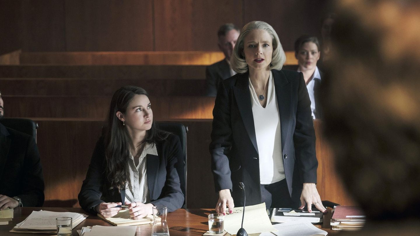 Jodie Foster in "The Mauretanian": Jodie Foster (rechts) und Shailene Woodley in einer Szene aus "Der Mauretanier" Jodie Foster (rechts) und Shailene Woodley in einer Szene aus "Der Mauretanier"