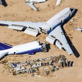 Mojave Air and Space Port  Diese Boeing 747 von United Airlines wurde zerteilt und ausgeschlachtet. Die vier Triebwerke und das Cockpit wurden für den Bau des "Model 351 Stratolaunch" verwendet, ein doppelrumpfiges Flugzeug mit sechs Triebwerken, das als Trägerplattform für Raketen dient.