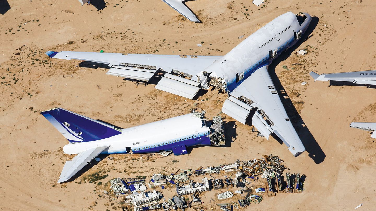 Luftaufnahmen von Flugzeugfriedhöfen: Mojave Air and Space Port Diese Boeing 747 von United Airlines wurde zerteilt und ausgeschlachtet. Die vier Triebwerke und das Cockpit wurden für den Bau des "Model 351 Stratolaunch" verwendet, ein doppelrumpfiges Flugzeug mit sechs Triebwerken, das als Trägerplattform für Raketen dient. Mojave Air and Space Port Diese Boeing 747 von United Airlines wurde zerteilt und ausgeschlachtet. Die vier Triebwerke und das Cockpit wurden für den Bau des "Model 351 Stratolaunch" verwendet, ein doppelrumpfiges Flugzeug mit sechs Triebwerken, das als Trägerplattform für Raketen dient.