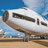 Bild 1 von 10 der Fotostrecke zum Klicken:  Aufgeschlitzt und ausgeschlachtet: Für diese Boeing 747 auf einem Flugzeugfriedhof im amerikanischen Westen hat das letzte Stündlein bereits geschlagen. Am Bug wurde das Wetterradar demontiert; im Inneren stapeln sich in der Frontpartie alte Sitze.