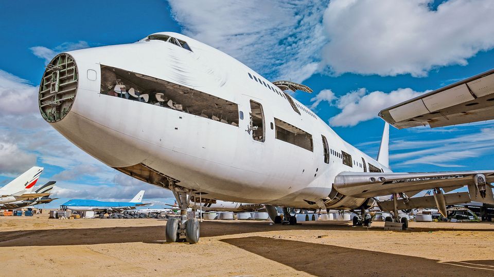 Luftaufnahmen von Flugzeugfriedhöfen: Bild 1 von 10 der Fotostrecke zum Klicken: Aufgeschlitzt und ausgeschlachtet: Für diese Boeing 747 auf einem Flugzeugfriedhof im amerikanischen Westen hat das letzte Stündlein bereits geschlagen. Am Bug wurde das Wetterradar demontiert; im Inneren stapeln sich in der Frontpartie alte Sitze. Bild 1 von 10 der Fotostrecke zum Klicken: Aufgeschlitzt und ausgeschlachtet: Für diese Boeing 747 auf einem Flugzeugfriedhof im amerikanischen Westen hat das letzte Stündlein bereits geschlagen. Am Bug wurde das Wetterradar demontiert; im Inneren stapeln sich in der Frontpartie alte Sitze.