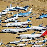 Mojave Air and Space Port  In dem trockenen Wüstenklimas Kaliforniens haben sich ausrangierte Jets aus der ganzen Welt versammelt, darunter Jumbojets von Lufthansa, Thai Airways und ein Exemplar von Qantas im Vordergrund.