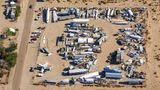 Bei Palmdale in Kalifornien  Ein Sammler hat auf einem Grundstück Flugzeugreste zusammengetragen, die auch für Filmaufnahmen genutzt werden. Links unten im Bild der Kampfjet einer Hollywoodproduktion, der allerdings nie abhob.