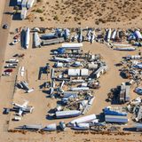 Bei Palmdale in Kalifornien  Ein Sammler hat auf einem Grundstück Flugzeugreste zusammengetragen, die auch für Filmaufnahmen genutzt werden. Links unten im Bild der Kampfjet einer Hollywoodproduktion, der allerdings nie abhob.